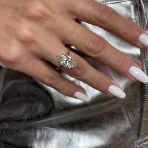 Anillo de compromiso de lujo con halo de moissanita de corte marquesa en plata de ley 925 para mujer, certificado por terceros - Product Image 3