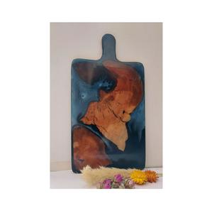 เขียงเรซิ่นทำมือออกแบบอย่างสวยงามลวดลายไม่ซ้ำใครเหมาะสำหรับเสิร์ฟชีสขนมปังหรือผลไม้ - Product Image 1