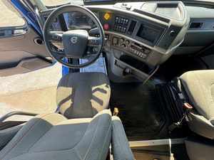 Déstockage gratuit : Condo-slitteur VNL 2021 d'occasion en excellent état, prêt à être expédié porte-à-porte - Product Image 2