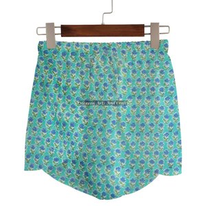 Nouveaux shorts enveloppants imprimés Sanganeri pour femmes, vêtements de détente d'été en coton, shorts enveloppants imprimés à blocs, collection plage pour filles, style baby doll - Product Image 1