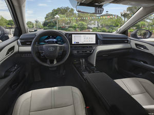 Voiture d'occasion hybride berline automatique 4 portes 5 places 2023-2024, état impeccable, pneus R18, sièges en cuir, conduite à gauche - Product Image 3