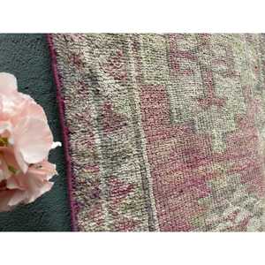 Tapis turc Herki 2,6 x 12 pieds, tapis vintage à bordure rose en laine - Product Image 3