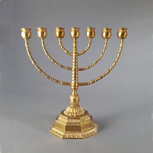 Décoration intérieure Candélabre en métal doré avec finition polie Chandelier traditionnel à 7 branches en laiton Menorah Bougeoir en vente - Product Image 1