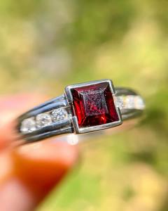 Anillo de compromiso de CZ rojo de corte princesa de 7mm con piedras laterales, banda de plata para mujer, aniversario de boda, proveedor de joyería de promesa - Product Image 4