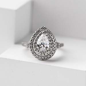 Anillo de compromiso de doble halo de diamante de corte pera para mujer - Product Image 5