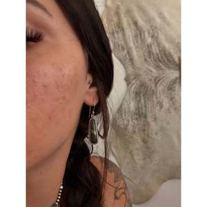 Pendientes Colgantes Hechos a Mano en Plata de Ley y Turquesa Negra Estilo Navajo con Forma de Gota de Agua - Product Image 2