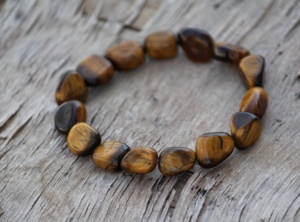 Pulsera de piedra natural caída Ojo de Tigre unisex diseño clásico con cuentas estilo religioso para boda o regalo - Product Image 2