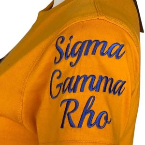 SGRho Shield Chenille Tee Ropa de hermandad griega Logotipo de escudo bordado dorado Camiseta de algodón Premium Ropa de estilo universitario - Product Image 4