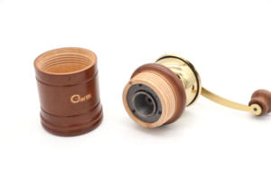 เครื่องบดเมล็ดกาแฟแบบมือหมุนสไตล์เรโทรแบบพกพา เครื่องบดแบบแมนนวลวินเทจ ทำจากไม้เนื้อแข็งและเหล็กหล่อ - Product Image 6