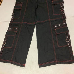 Pantalon cargo baggy gothique noir et rouge zippé pour femme, transformable en short - Product Image 2