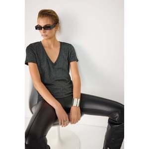 เสื้อยืดผู้หญิงคอวี ผ้าเจอร์ซีย์ 3 มิติ พิมพ์ลายลำลอง สปอร์ต ตัดต่อผ้า ระบายอากาศ นุ่ม คุณภาพสูง ทรงพอดีตัว ไซส์ XS XXS ความยาวสั้น - Product Image 3