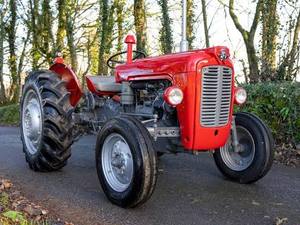 รถแทรกเตอร์ฟาร์ม Massey Ferguson MF 35 Classic ดีเซล ใหม่และมือสอง เครื่องยนต์ 4 สูบ สำหรับงานเกษตรกรรม - Product Image 1