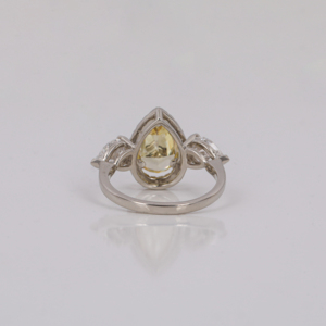 Anillo de compromiso de Halo de tres piedras de diamante creado en laboratorio de corte de pera amarilla, Diamante de corte redondo, anillo de regalo de aniversario de oro sólido de 18KT - Product Image 5
