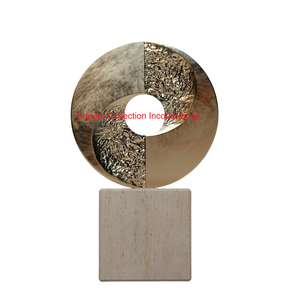 Paire de sculptures élégantes en aluminium doré avec base en marbre Pièce maîtresse de table décorative moderne Décoration de maison et de bureau de luxe - Product Image 3