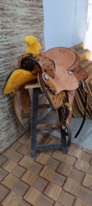Silla de Montar Inglesa/Estilo Western de Cuero Premium Hecha a Mano, Diseño Exclusivo, Duradera y Cómoda, con Herrajes de Madera/Plástico y Acero Inoxidable - Product Image 3
