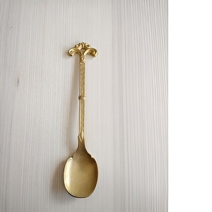 Cucharas de postre pulidas de latón de nuevo diseño, cuchara hecha a mano para diseño de esmalte con temas personalizados para bodas y fiestas 2024 - Product Image 2