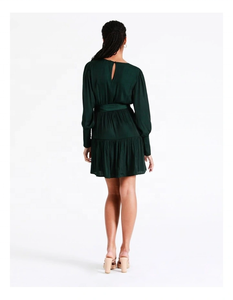 Robe mini en satin vert foncé à manches longues, légère, fluide, coupe trapèze, écologique, été - Product Image 6