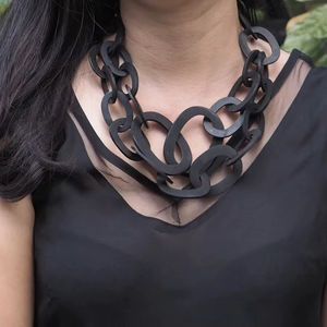 Collier de luxe en corne de buffle fait à la main, bijoux naturels et durables pour femmes, haute qualité - Product Image 1