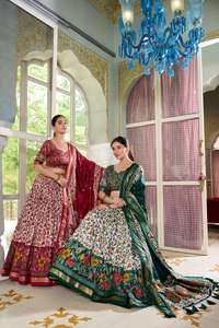 Dernier modèle de Lehenga Choli en soie de style gujarati pour Navratri, avec travail de miroirs et de Zari, style traditionnel, prêt à être expédié - Product Image 6