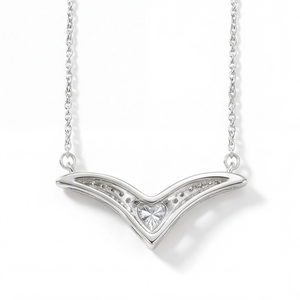 SHREYA DIAM Elegante Collar con Colgante en Forma de V con Moissanita de Corte Corazón, Detalles de Perlas de Agua Dulce y Pavé, Plata 925 con Baño de Rodio - Product Image 3