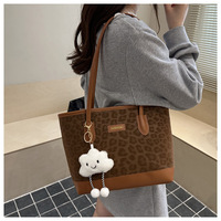 Sacs à main pour femmes, nouveau sac fourre-tout à imprimé léopard pour femmes, sac à main à bandoulière grande capacité avec un joli pendentif nuage