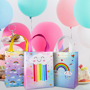 Sacs cadeaux jetables en tissu non tissé motif Nuage Arc-en-ciel, taille moyenne, avec logo sérigraphié, pour fêtes, multicolores, avec poignée Flexiloop, jaune et rose - Product Image 2
