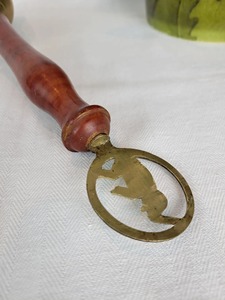 Campana de Mano de Latón de Alta Demanda 2026 con Mango de Madera para Uso en Exteriores, Llamadas de Servicio y Tono Cristalino, Campana de Mano de Latón de Primera Clase - Product Image 5