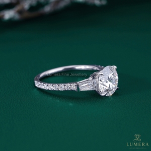 Bague de fiançailles de luxe en or massif avec diamant de laboratoire rond brillant et trois pierres latérales baguette coniques, certifiée IGI - Product Image 4