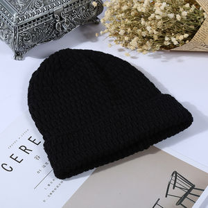 Gorro de Invierno Tejido Acogedor, Gorro de Calavera con Forro Polar Cálido y Suave, Ajuste Elástico, Elegante Gorro para Clima Frío al Aire Libre - Product Image 3
