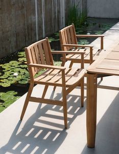 Chaise de salle à manger moderne en teck pour l'extérieur avec accoudoirs et coussin confortable, mobilier de jardin en bois massif pour patio et terrasse - Product Image 3