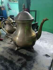 กาน้ำชาทองเหลืองแกะสลักด้วยมือที่กำหนดเองกาน้ำชาอินเดียโบราณแบบดั้งเดิมบนโต๊ะอาหารอุปกรณ์ตกแต่งบ้านของขวัญงานแต่งงาน - Product Image 2