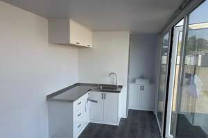 Pod polyvalent de 4 m à plan ouvert, léger, alimenté à l'énergie solaire, étanche, pour réunion, poste de garde, café ou fête, à vendre - Product Image 4