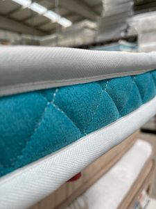 Couvre-matelas en mousse bleu ciel doux matelassé confort haut et bas de sommeil blanc - Product Image 3