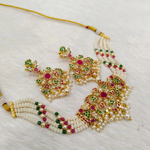 Bel ensemble de bijoux indien en pierre AD pour femmes Collier et boucles d'oreilles élégants pour les mariages et les événements spéciaux - Product Image 1