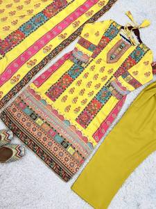 El último diseñador Heavy Chinon Silk Printed Mirror Work Kurti Set Ropa india y pakistaní de FabZone - Product Image 3