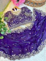Sari en satin de qualité supérieure avec broderie sur le pallu et travail de fil d'or argenté avec bordure en découpe en arc