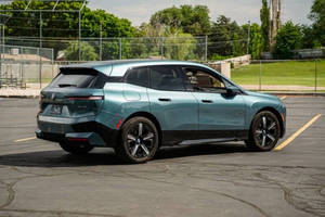 2023 BMW IX XDrive50 AWD รถสปอร์ต4dr พร้อมที่นั่งหนังกล่องเกียร์อัตโนมัติกล้องด้านหลังเครื่องยนต์4L แก๊ส/ไฟฟ้า - Product Image 4