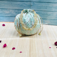 Nouvel arrivage de sacs potli Rajasthani élégants faits à la main en Tari Work Embrayages de soirée de mariage Faveurs de mariage avec sac brodé ethnique