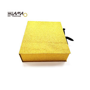 Caja de lujo para pelucas con brillo dorado y forro de satén, caja rígida con cierre magnético personalizado para extensiones de cabello, pelucas y postizos. - Product Image 5