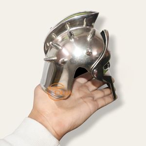 Superbe Miniature Artisanale en Métal de Gladiateur, Sculpture d'Armure Élégante Plaqué Argent avec Impression UV et Technique de Polissage - Product Image 5