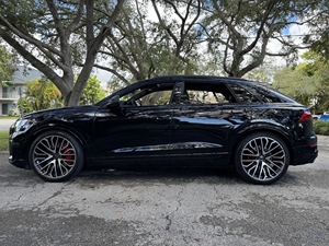 Audi SQ8 Prestige 2024 con motor V8 biturbo de 4.0 litros y transmisión automática de ocho velocidades - Product Image 4