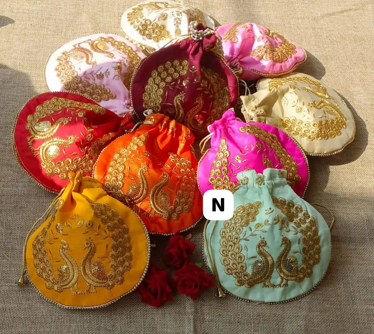 Traditionelle indische handgemachte Gota Patti Arbeit gelbe Potli-Tasche goldene Spitze bestickt Kordelzug-Armbänder Tasche Handtasche
