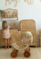 Meilleure vente Poussette de poupée en osier aspect rotin Poussette de bébé à roulettes faite à la main pour enfant