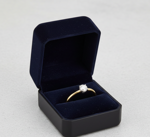 Anillo de Compromiso Solitario Clásico de Oro con Moissanita de Corte Brillante Redondo - Product Image 5