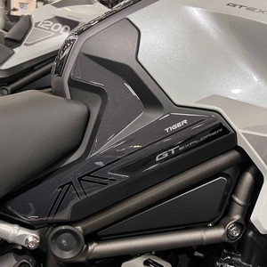 Adesivi Protettivi Laterali Personalizzati con Logo per Serbatoio Triumph Tiger 1200 GT Explorer 2023 per Decorazione - Product Image 1