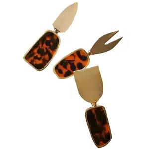 Juegos de herramientas de queso de Metal con acabado plateado Diseño de plumas Cuchillos de queso con mango de latón y esparcidor de mantequilla para artículos de Hotel - Product Image 2