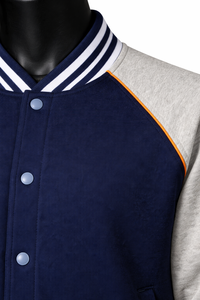 เสื้อแจ็คเก็ตวาร์ซิตี้แบบแร็กแลนสั่งทำพิเศษ สีกรมท่าด้านนอก สีเทาด้านใน ติดกระดุมแป๊ก  แบบ Letterman รับผลิต OEM แบรนด์ส่วนตัว ขายส่งจากโรงงาน - Product Image 4