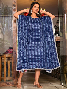 ชุดเดรสคาฟทันผ้าฝ้ายทอ 100% ลายพิมพ์สีน้ำเงินสำหรับผู้หญิง พร้อมขอบเอวธรรมชาติและขอบลูกไม้ - Product Image 3