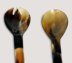 Ensemble de service à salade en corne naturelle artisanale de luxe avec des poignées incurvées polies uniques, grande cuillère à mélanger et fourchette de service pour - Product Image 2