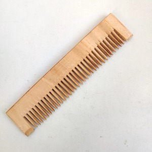 Peine de Madera Ecológico Hecho a Mano, Moderno, Antiestático, con Infusión de Hierbas, para un Cabello Sano y Brillante y Masaje del Cuero Cabelludo, Hecho en India - Product Image 5